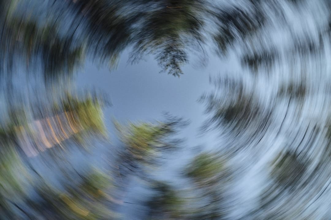 卢昱晓躺树枝上睡觉 被调侃“像当地人般融入雨林生态”